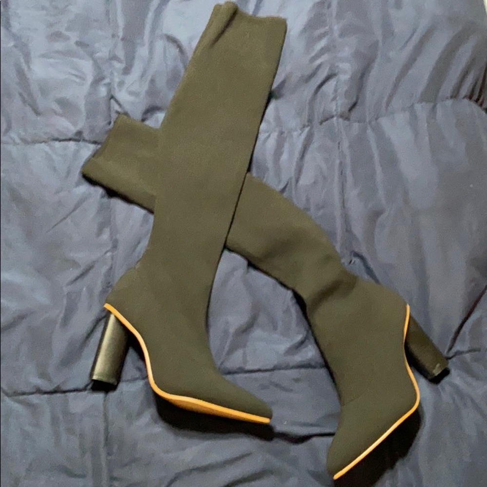 Chunky Heeled knee-hi Sock Boots